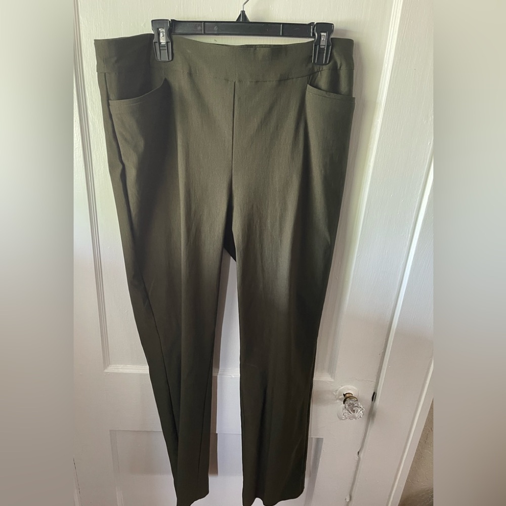 Chico’s 2.5 R Olive Green Women's Pants, only worn once, lots of stretch